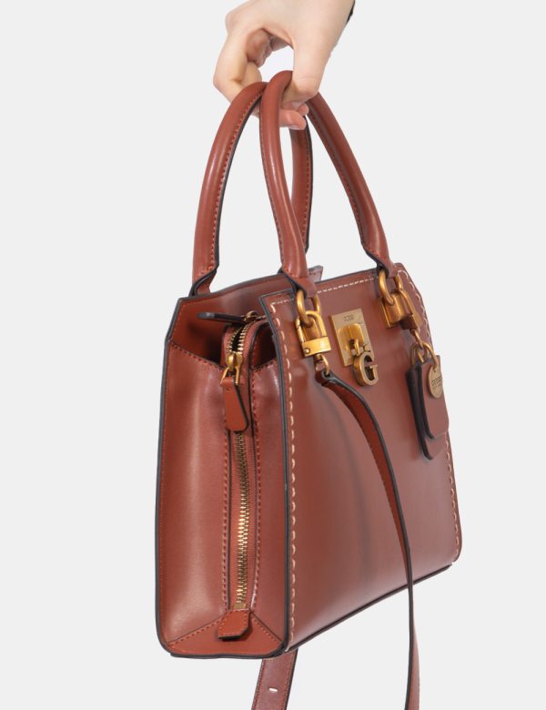Borsa Guess Marrone - Borsa a tracolla semirigida di medie dimensioni in simil pelle ed in total marrone whiskey. La bag si