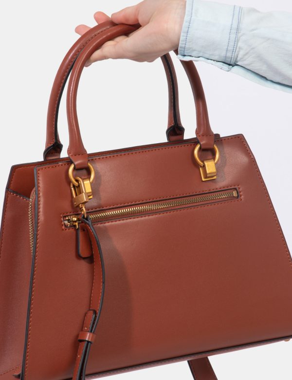 Borsa Guess Marrone - Borsa a tracolla semirigida di medie dimensioni in simil pelle ed in total marrone whiskey. La bag si