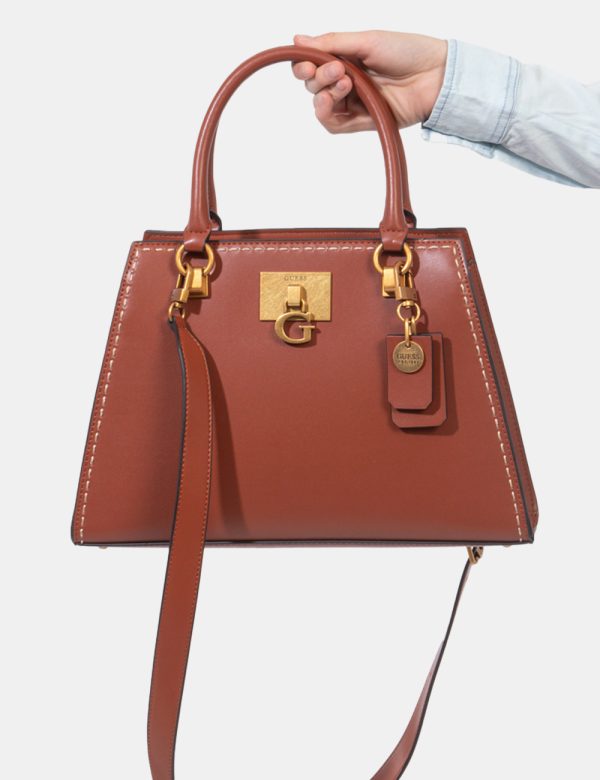 Borsa Guess Marrone - Borsa a tracolla semirigida di medie dimensioni in simil pelle ed in total marrone whiskey. La bag si
