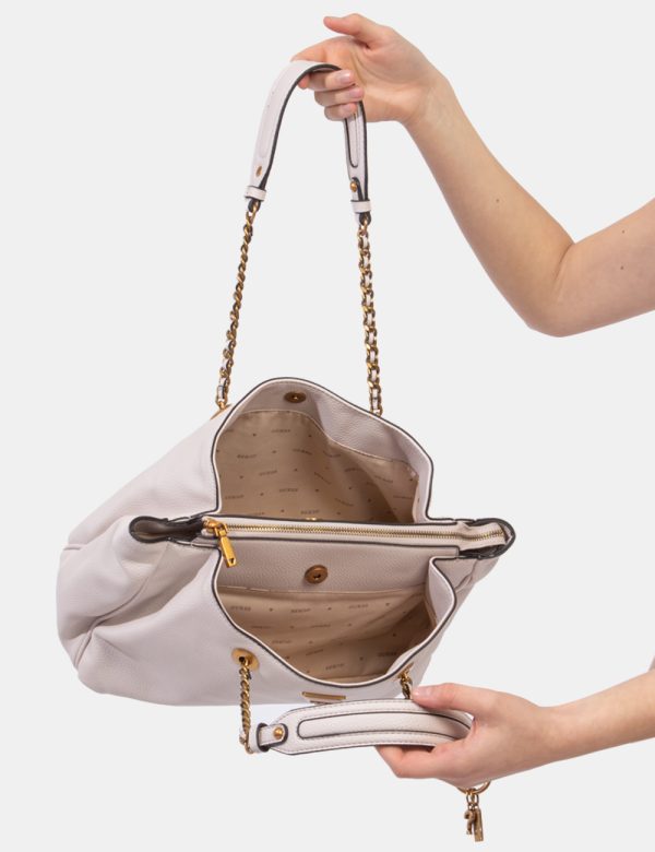 Borsa Guess Beige - Borsa a spalla Guess in tinta beige chiaro con patch logo brand. L'interno si presenta capiente con trip