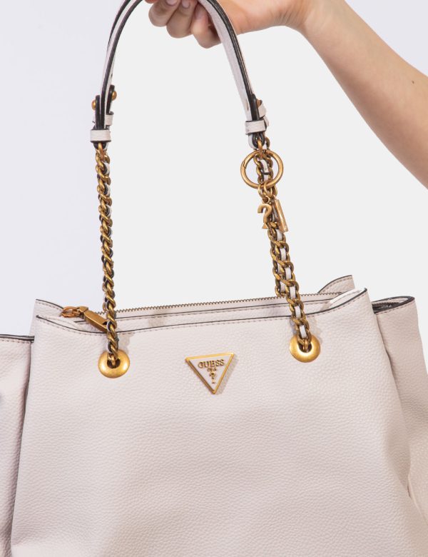 Borsa Guess Beige - Borsa a spalla Guess in tinta beige chiaro con patch logo brand. L'interno si presenta capiente con trip