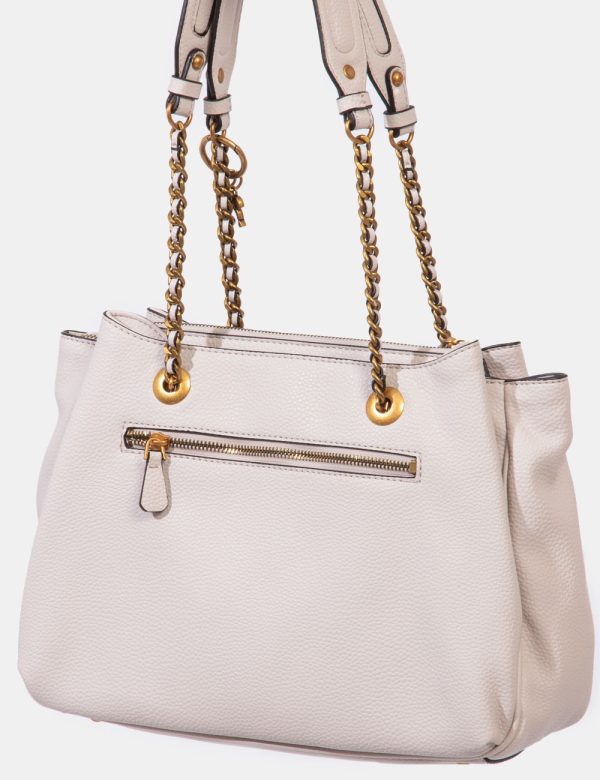 Borsa Guess Beige - Borsa a spalla Guess in tinta beige chiaro con patch logo brand. L'interno si presenta capiente con trip