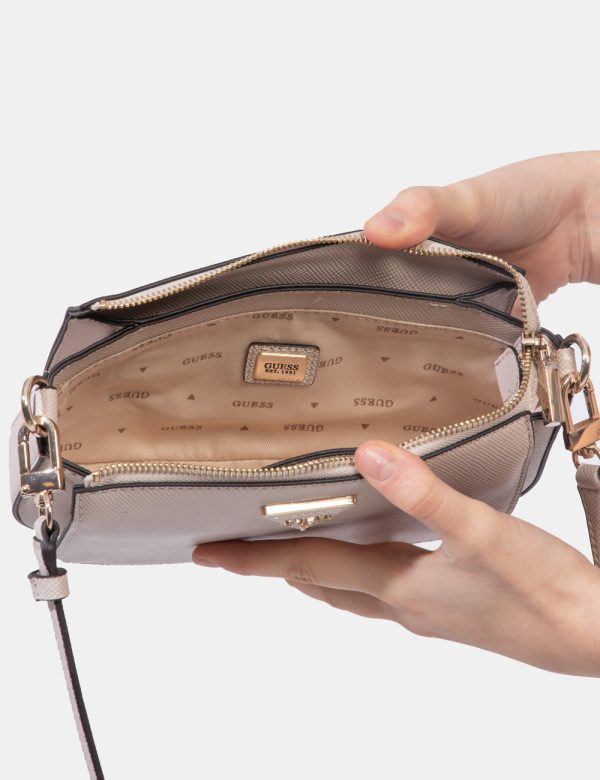 Borsa Guess Rosa - Borsa a tracolla semirigida di piccole dimensioni in total rosa chiaro con punte di beige. La bag si comp