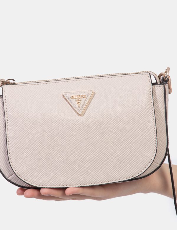 Borsa Guess Rosa - Borsa a tracolla semirigida di piccole dimensioni in total rosa chiaro con punte di beige. La bag si comp