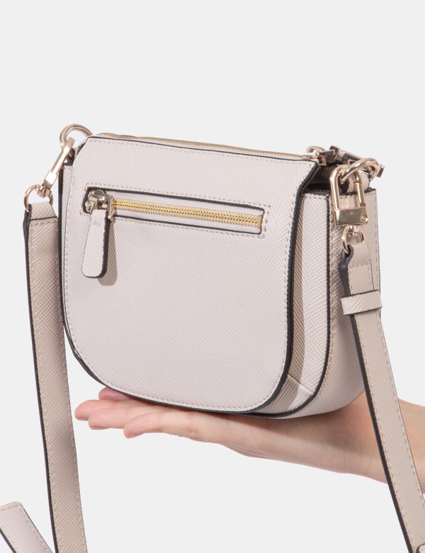 Borsa Guess Rosa - Borsa a tracolla semirigida di piccole dimensioni in total rosa chiaro con punte di beige. La bag si comp