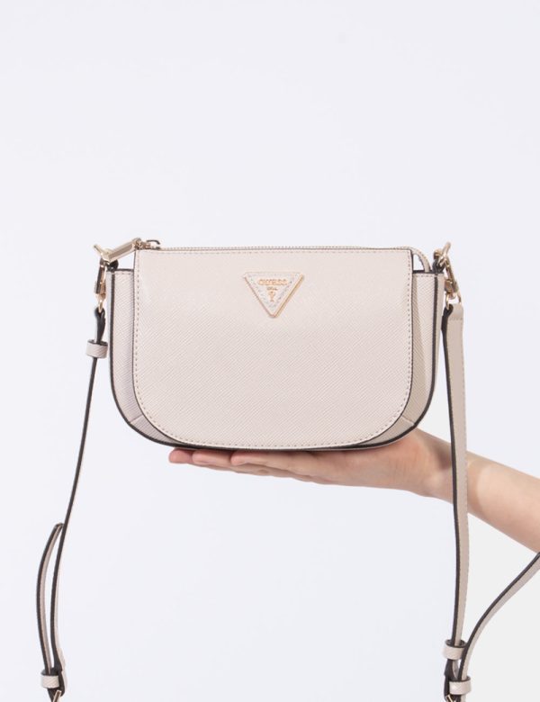 Borsa Guess Rosa - Borsa a tracolla semirigida di piccole dimensioni in total rosa chiaro con punte di beige. La bag si comp