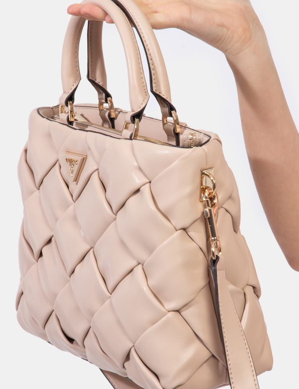 Borsa Guess Rosa - Borsa a tracolla di medie dimensioni in simil pelle trapuntata ed in total rosa cipria. La bag si compone
