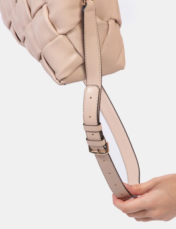 Borsa Guess Rosa - Borsa a tracolla di medie dimensioni in simil pelle trapuntata ed in total rosa cipria. La bag si compone
