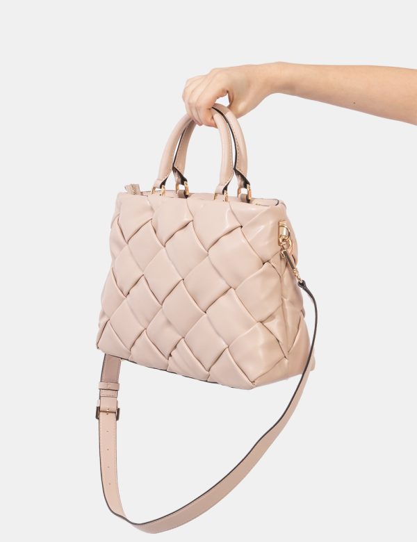 Borsa Guess Rosa - Borsa a tracolla di medie dimensioni in simil pelle trapuntata ed in total rosa cipria. La bag si compone
