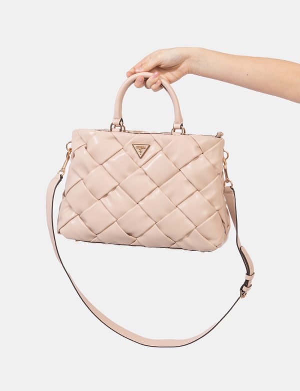 Borsa Guess Rosa - Borsa a tracolla di medie dimensioni in simil pelle trapuntata ed in total rosa cipria. La bag si compone
