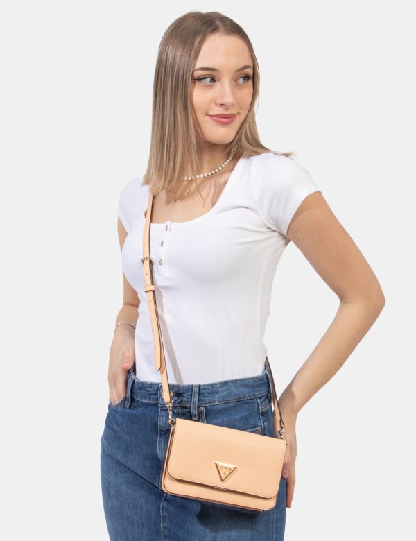 Borsa Guess Arancione - Borsa a mano modello pochette in total arancione pesca con logo brand in metallo. Presente unico sco