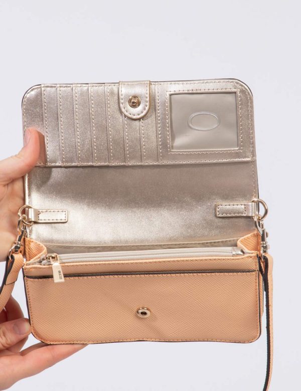 Borsa Guess Arancione - Borsa a mano modello pochette in total arancione pesca con logo brand in metallo. Presente unico sco