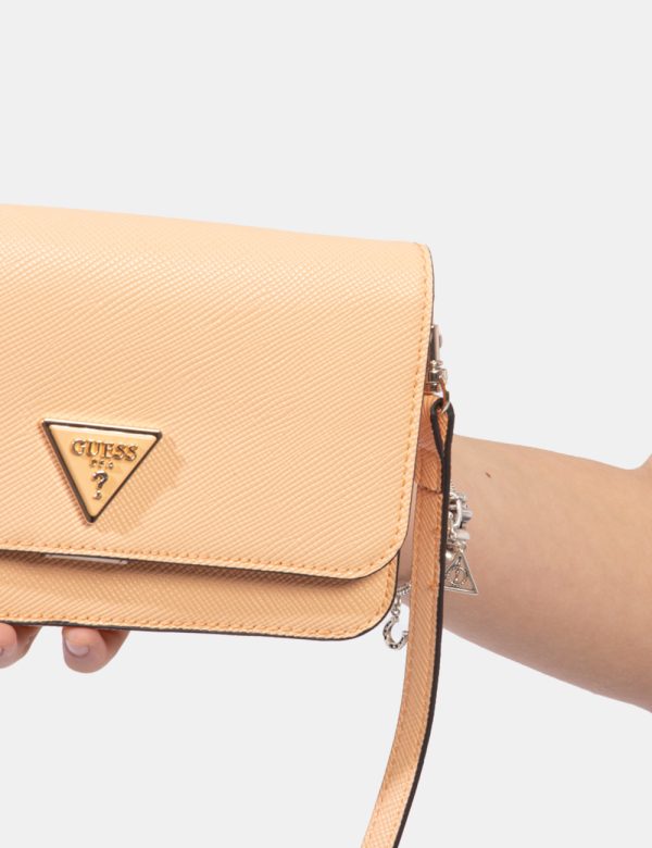 Borsa Guess Arancione - Borsa a mano modello pochette in total arancione pesca con logo brand in metallo. Presente unico sco