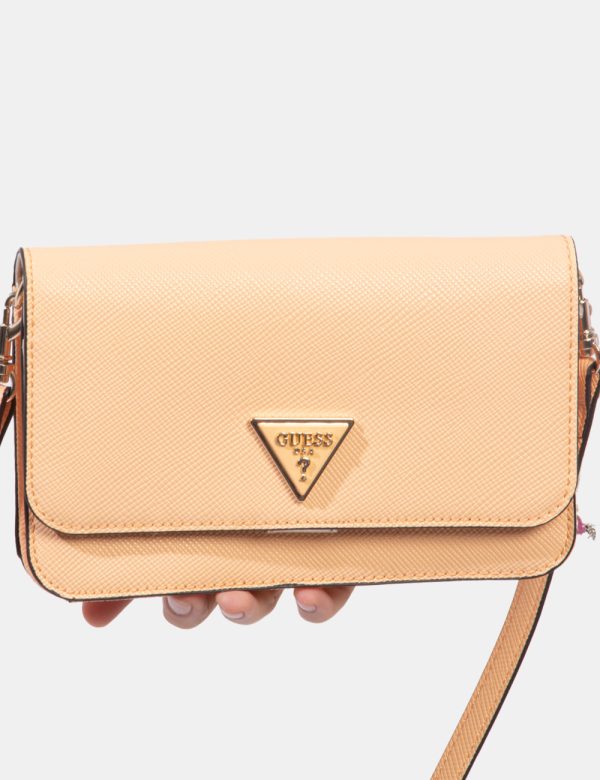 Borsa Guess Arancione - Borsa a mano modello pochette in total arancione pesca con logo brand in metallo. Presente unico sco