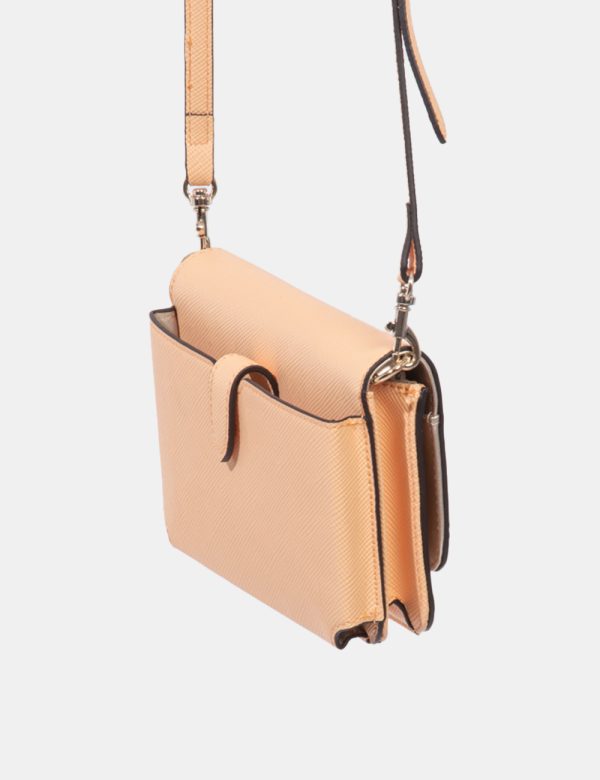 Borsa Guess Arancione - Borsa a mano modello pochette in total arancione pesca con logo brand in metallo. Presente unico sco