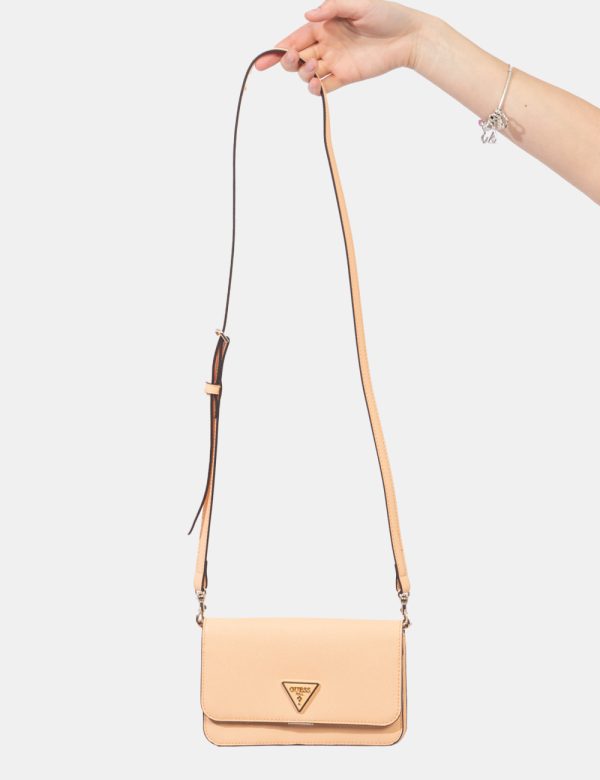 Borsa Guess Arancione - Borsa a mano modello pochette in total arancione pesca con logo brand in metallo. Presente unico sco