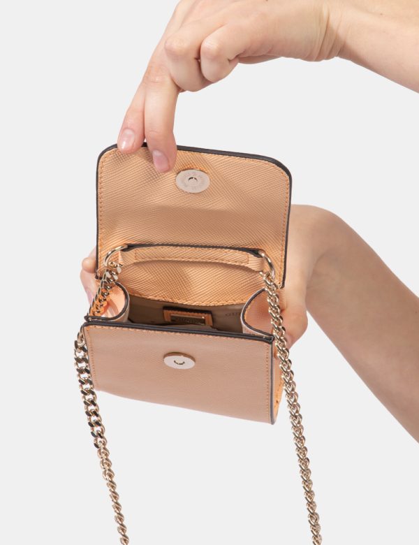 Borsa Guess Arancione - Borsa a tracolla semirigida di piccole dimensioni simil portacellulare d in total arancione pesca. L