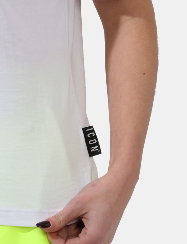 T-shirt Icon Bianco - T-shirt classica su base bianca con big stampa logo brand in nero e lurex argentato. La vestibilità è