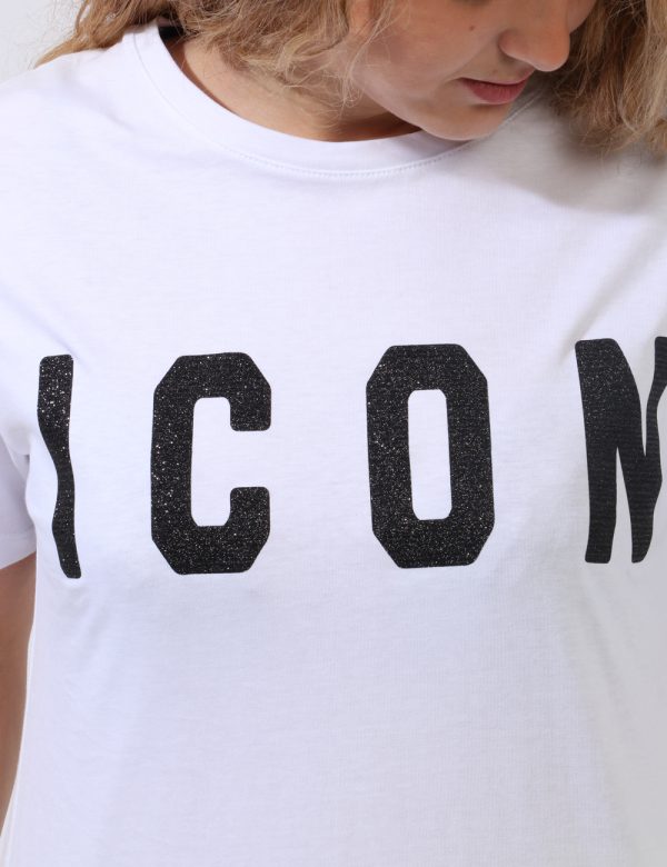 T-shirt Icon Bianco - T-shirt classica su base bianca con big stampa logo brand in nero e lurex argentato. La vestibilità è