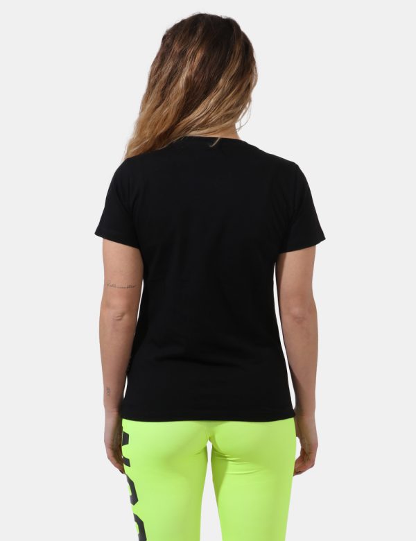 T-shirt Icon Nero - T-shirt classica su base nera con big stampa logo brand in giallo fluo. La vestibilità è morbida e regol