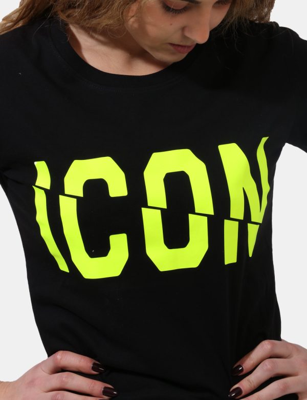 T-shirt Icon Nero - T-shirt classica su base nera con big stampa logo brand in giallo fluo. La vestibilità è morbida e regol