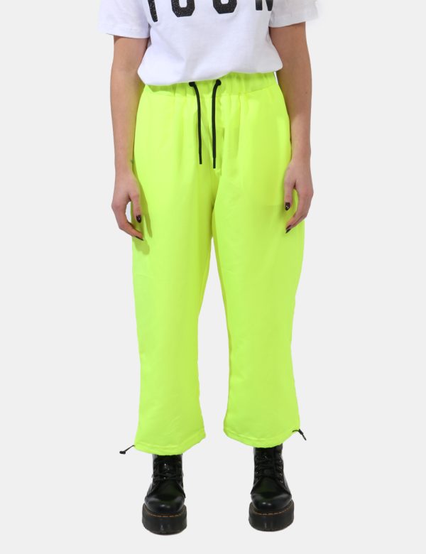 Pantaloni Icon Giallo - Pantaloni morbidi in total giallo fluo con tasche a taglio trasversale. Presente coulisse sul giroca