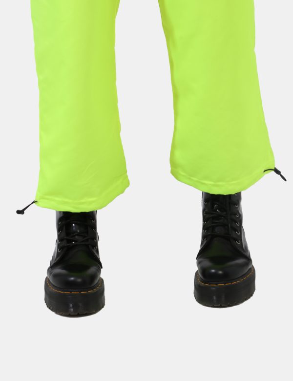 Pantaloni Icon Giallo - Pantaloni morbidi in total giallo fluo con tasche a taglio trasversale. Presente coulisse sul giroca