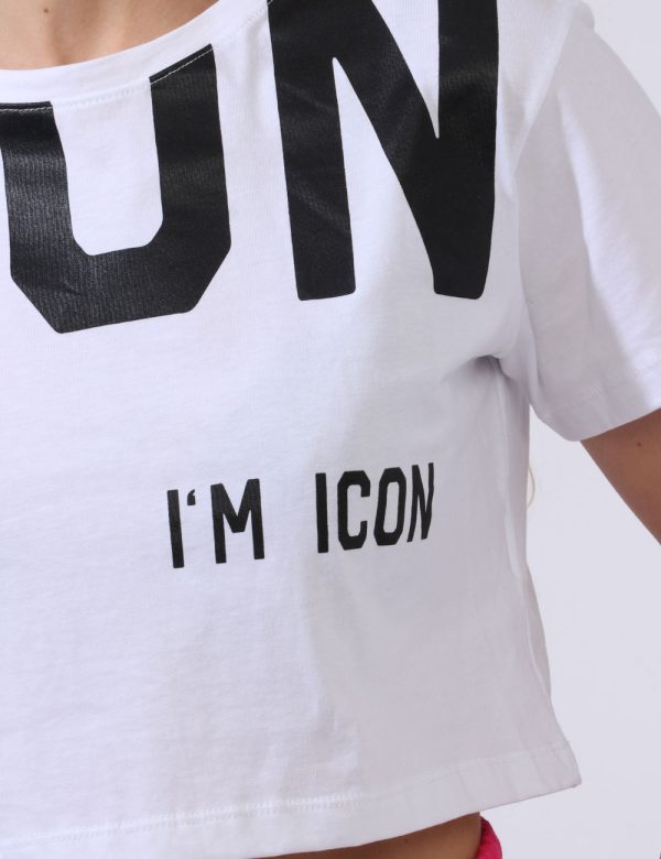T-shirt Icon Bianco - T-shirt corta con ombelico scoperto su base bianca. Presente big stampa logo brand in nero. La vestibi