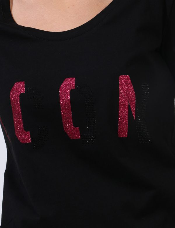 T-shirt Icon Nero - T-shirt classica su base nera con stampa logo brand in glitter neri e fucsia. La vestibilità è morbida e
