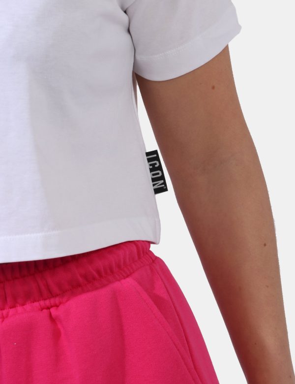 T-shirt Icon Bianco - T-shirt corta con ombelico scoperto su base bianca. Presente stampa logo brand argentato in rilievo. L