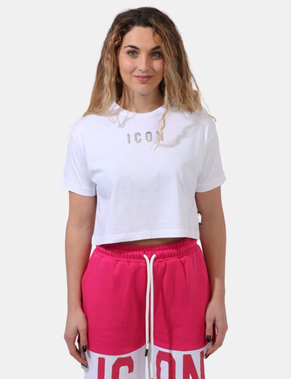 T-shirt Icon Bianco - T-shirt corta con ombelico scoperto su base bianca. Presente stampa logo brand argentato in rilievo. L