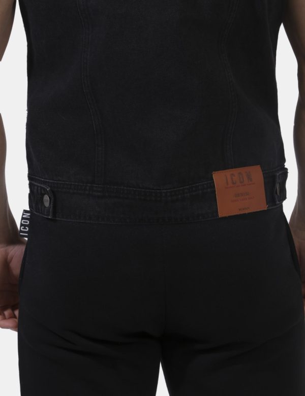 Smanicato Icon Nero - Gilet smanicato in jeans ed in total nero slavato. Presenti tasche a toppa con chiusura più tasche a t