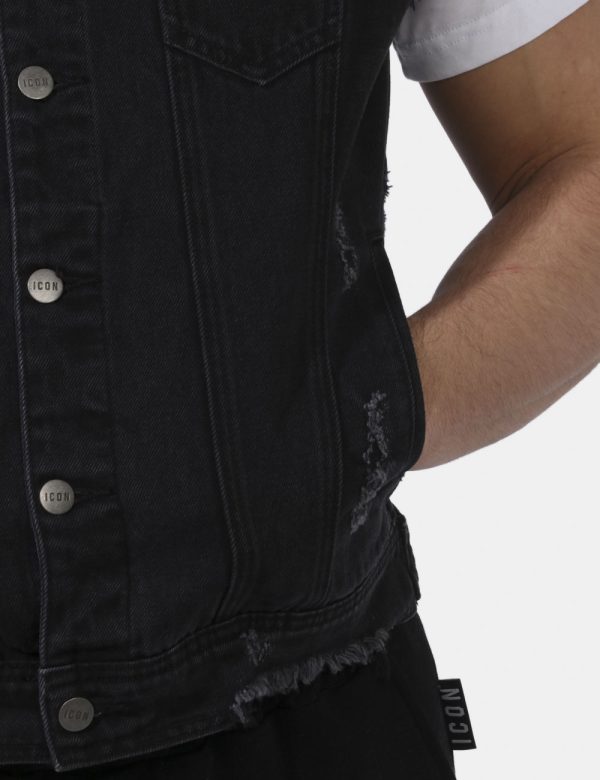 Smanicato Icon Nero - Gilet smanicato in jeans ed in total nero slavato. Presenti tasche a toppa con chiusura più tasche a t