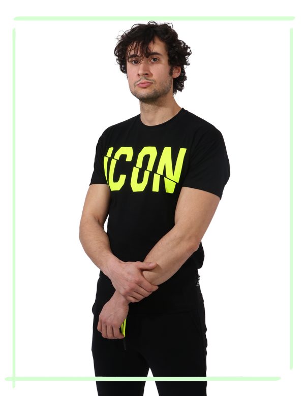 T-shirt Icon Nero - T-shirt classica su base nera con big stampa logo brand in giallo fluo. La vestibilità è morbida e regol