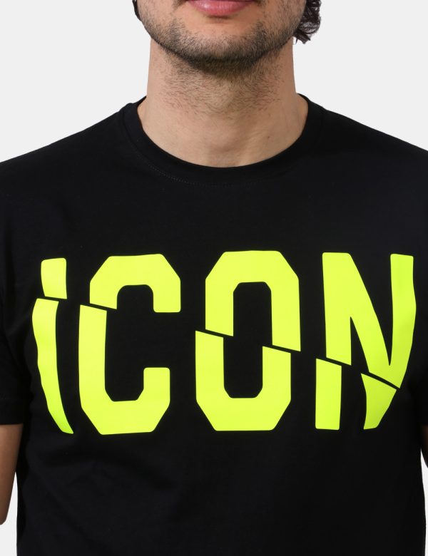 T-shirt Icon Nero - T-shirt classica su base nera con big stampa logo brand in giallo fluo. La vestibilità è morbida e regol