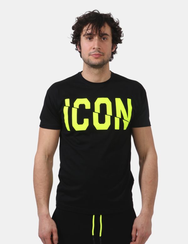T-shirt Icon Nero - T-shirt classica su base nera con big stampa logo brand in giallo fluo. La vestibilità è morbida e regol