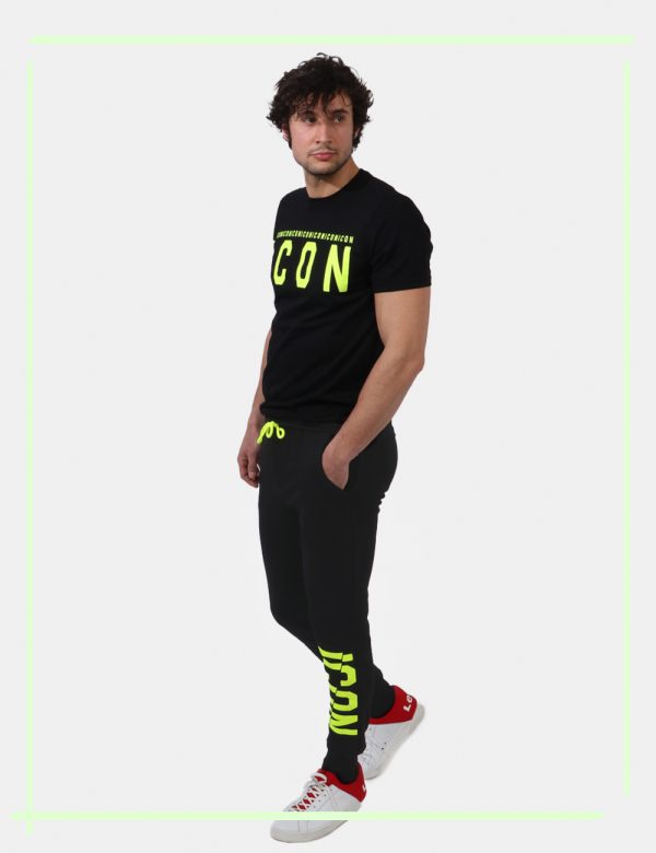 Pantaloni Icon Nero - Pantaloni felpati in total nero con logo brand in giallo fluo e tasche a taglio trasversale. Presenti