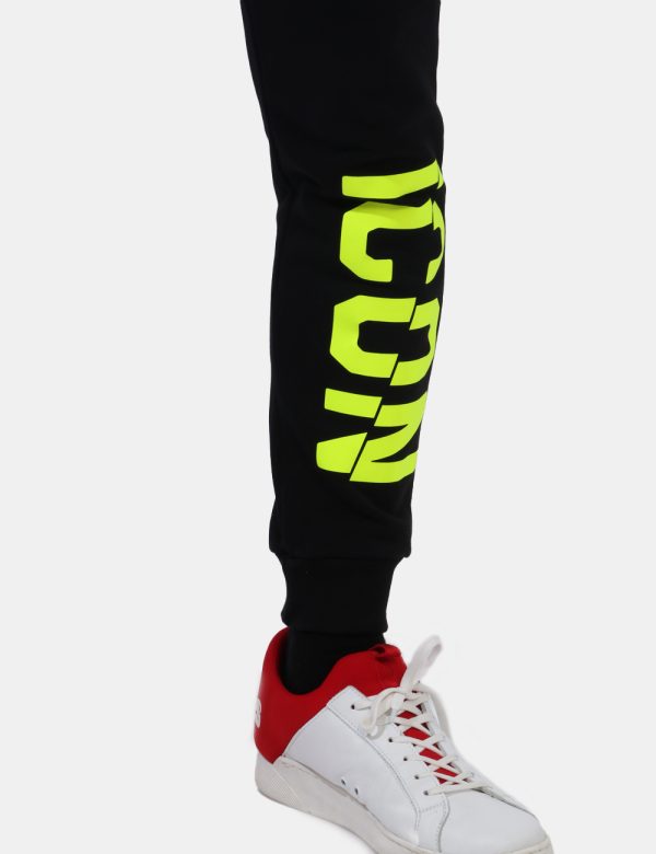 Pantaloni Icon Nero - Pantaloni felpati in total nero con logo brand in giallo fluo e tasche a taglio trasversale. Presenti