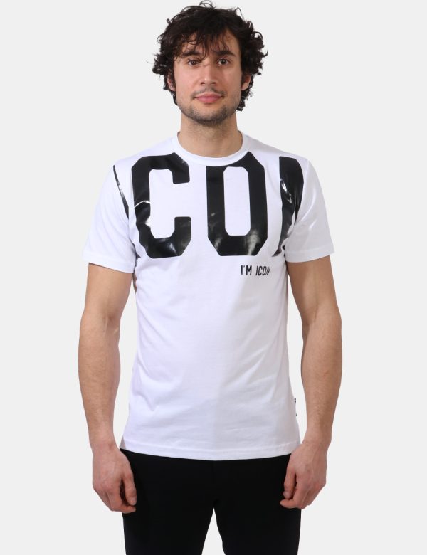 T-shirt Icon Bianco - T-shirt classica su base bianca con big stampa logo brand in nero. La vestibilità è morbida e regolare