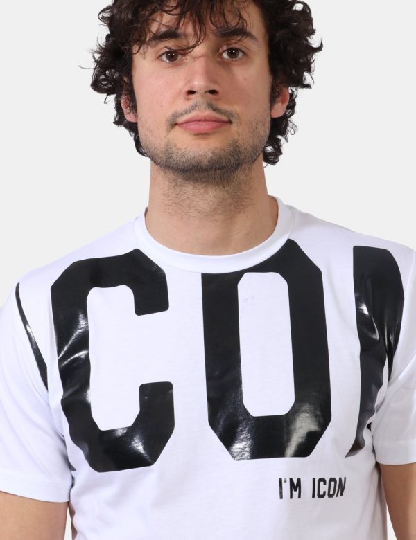 T-shirt Icon Bianco - T-shirt classica su base bianca con big stampa logo brand in nero. La vestibilità è morbida e regolare