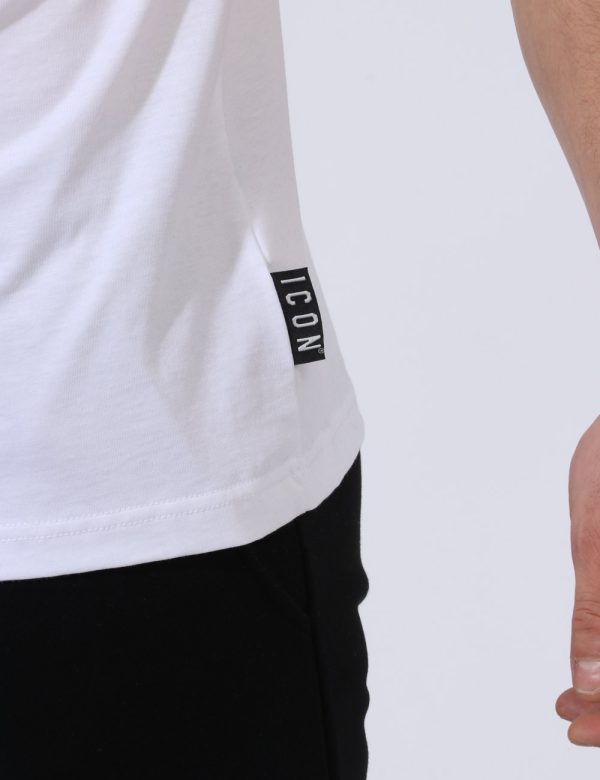 T-shirt Icon Bianco - T-shirt classica su base bianca con big stampa logo brand in nero. La vestibilità è morbida e regolare