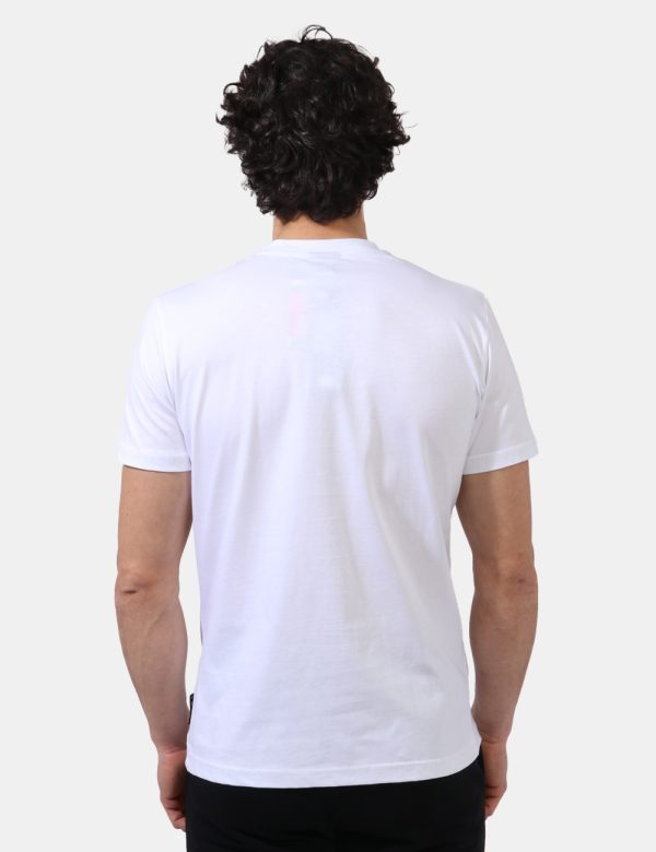 T-shirt Icon Bianco - T-shirt classica su base bianca con big stampa logo brand in nero. La vestibilità è morbida e regolare
