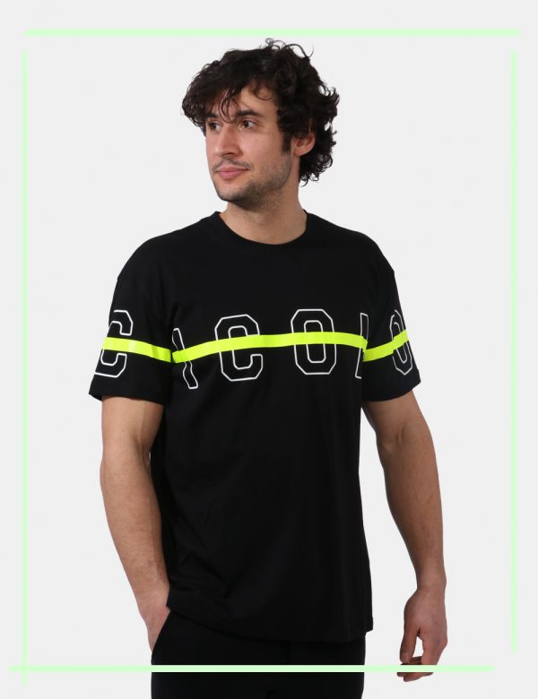 T-shirt Icon Nero - T-shirt classica su base nero con big stampa logo brand in giallo fluo e bianco. La vestibilità è morbid