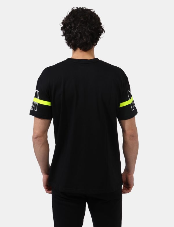 T-shirt Icon Nero - T-shirt classica su base nero con big stampa logo brand in giallo fluo e bianco. La vestibilità è morbid