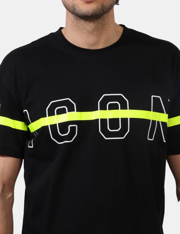 T-shirt Icon Nero - T-shirt classica su base nero con big stampa logo brand in giallo fluo e bianco. La vestibilità è morbid