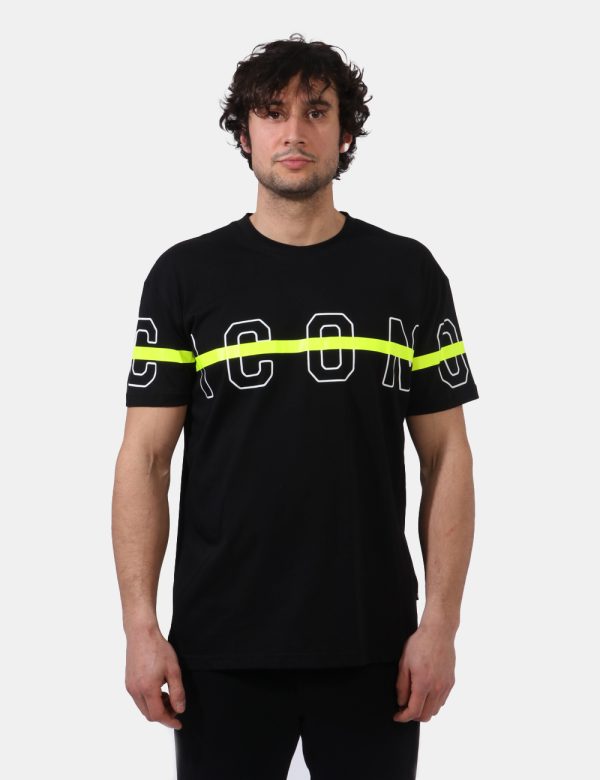 T-shirt Icon Nero - T-shirt classica su base nero con big stampa logo brand in giallo fluo e bianco. La vestibilità è morbid