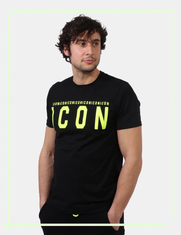 T-shirt Icon Nero - T-shirt classica su base nero con big stampa logo brand in giallo fluo. La vestibilità è morbida e regol