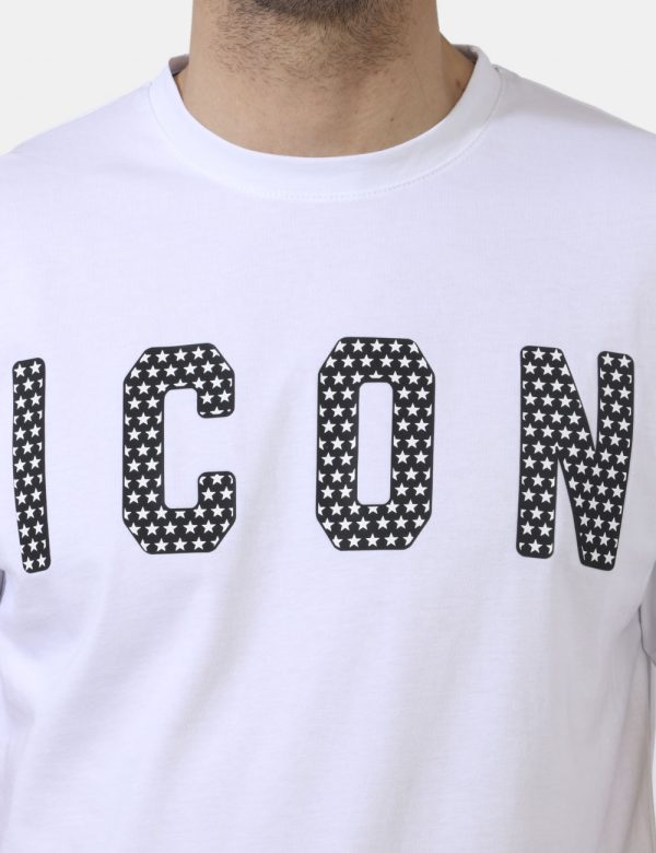 T-shirt Icon Bianco - T-shirt classica su base bianca con big stampa logo brand in nero e stelline bianche. La vestibilità è