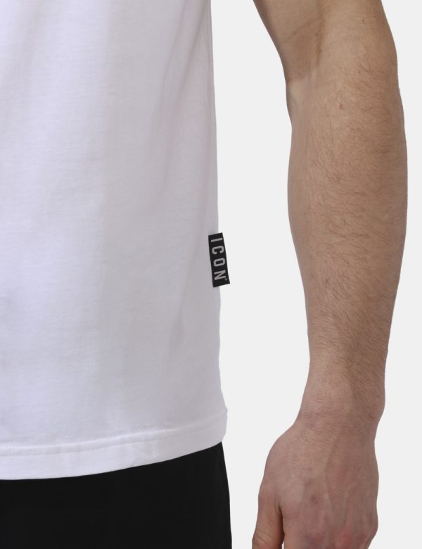 T-shirt Icon Bianco - T-shirt classica su base bianca con big stampa logo brand in nero e stelline bianche. La vestibilità è