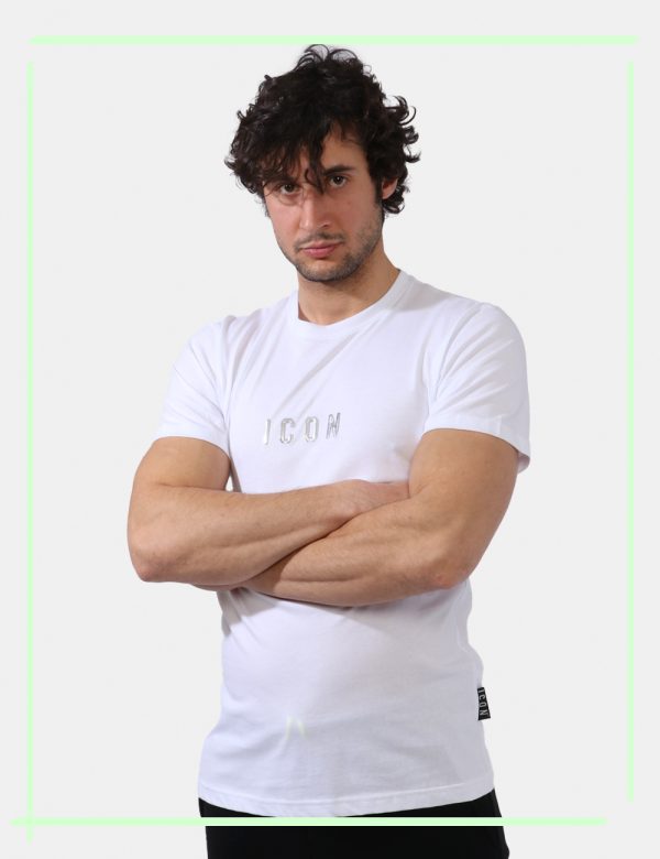 T-shirt Icon Bianco - T-shirt classica su base bianca con big stampa logo brand argentato in rilievo. La vestibilità è morbi